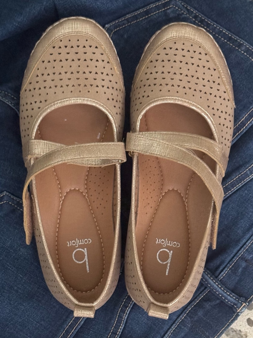 B Comfort Wonderful Gold Smooth flats Size 8